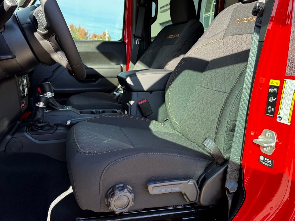 New 2025 Jeep Gladiator MOJAVE 4X4 Pickup