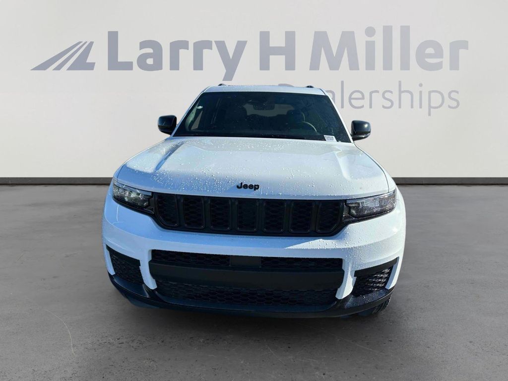 2025 Jeep Grand Cherokee Altitude photo 2