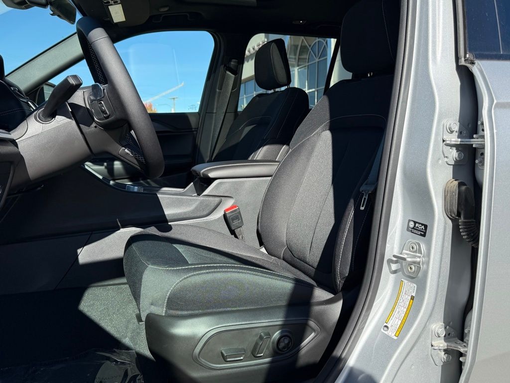 New 2025 Jeep Grand Cherokee LAREDO X 4X4 Sport Utility