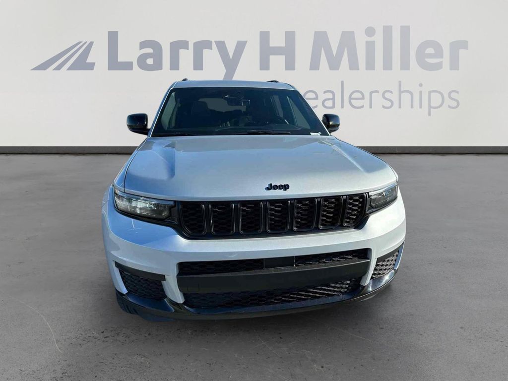 2025 Jeep Grand Cherokee Altitude photo 3