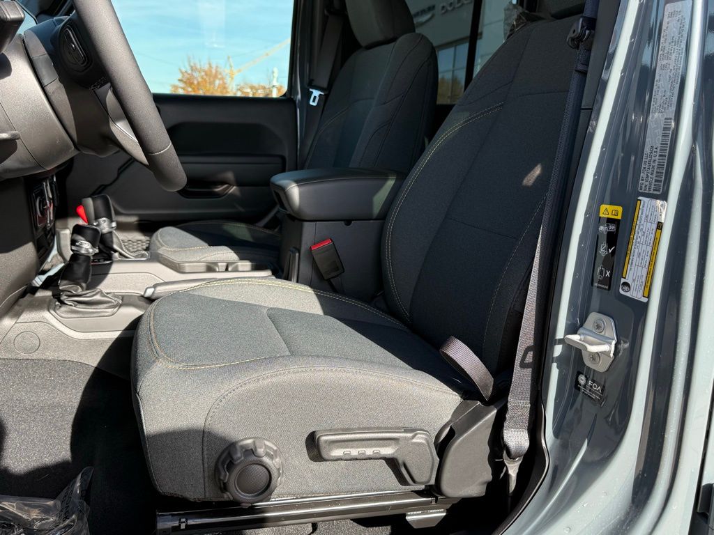 2025 Jeep Gladiator Sport S photo 2