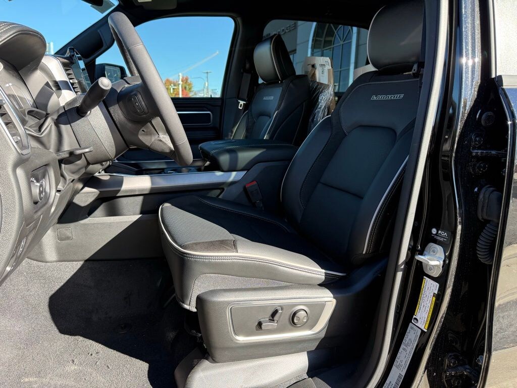 New 2025 Ram 1500 LARAMIE CREW CAB 4X4 5'7 BOX Pickup