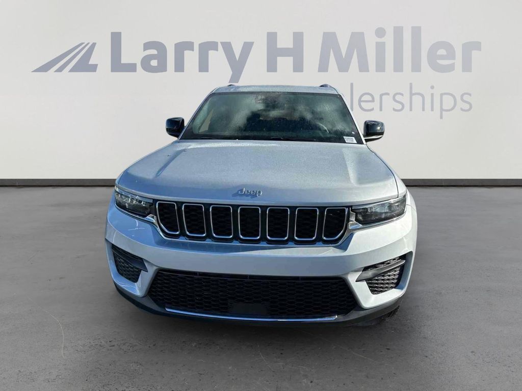 2025 Jeep Grand Cherokee Laredo photo 3