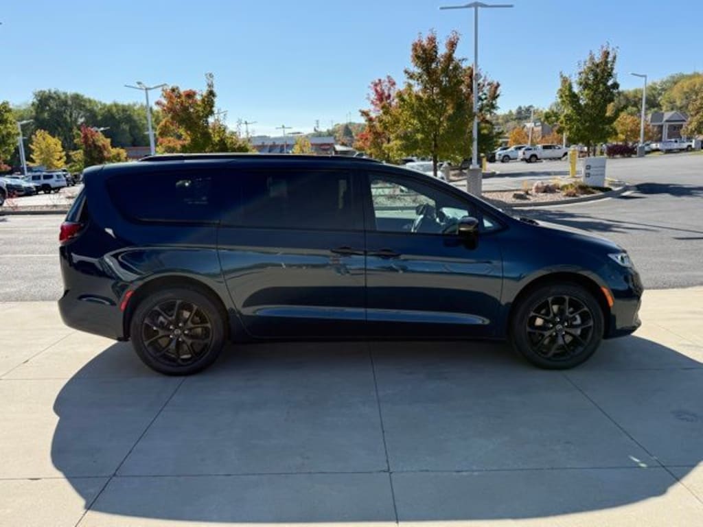 New 2025 Chrysler Pacifica LIMITED AWD Passenger Van