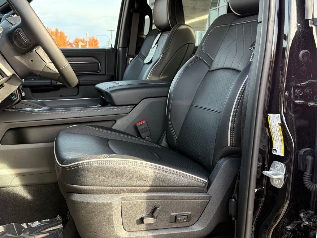 New 2025 Ram 2500 LIMITED CREW CAB 4X4 6'4 BOX Pickup