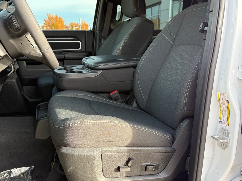 New 2025 Ram 2500 BIG HORN CREW CAB 4X4 6'4 BOX Pickup