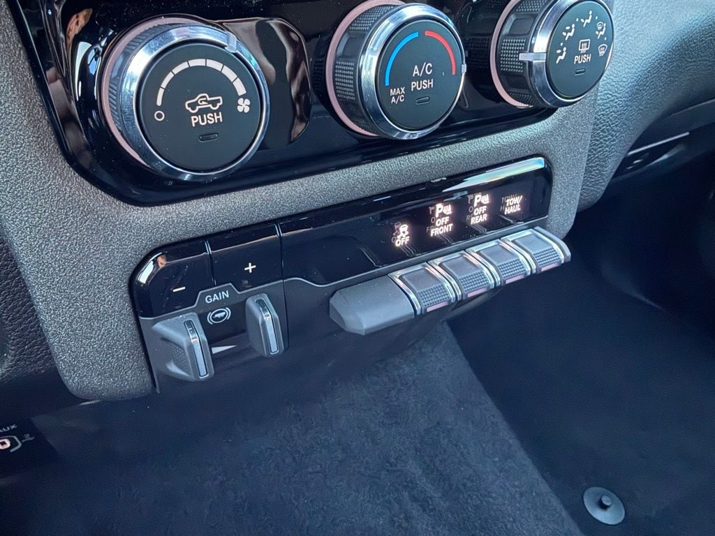 New 2025 Ram 1500 WARLOCK CREW CAB 4X4 5'7 BOX Pickup