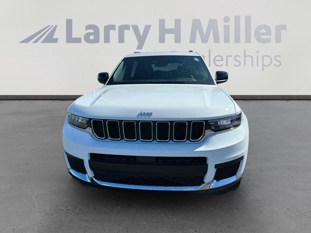 2025 Jeep Grand Cherokee Laredo photo 3