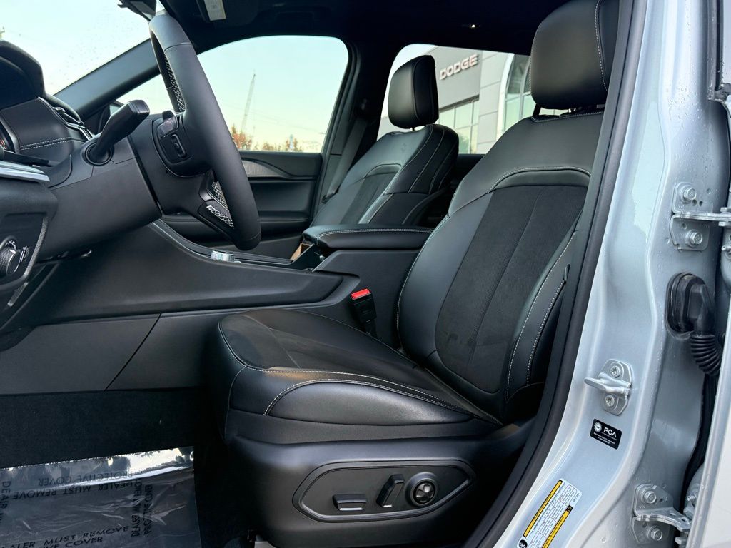 2025 Jeep Grand Cherokee Altitude photo 2