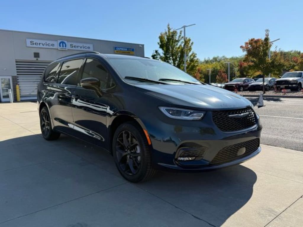 New 2025 Chrysler Pacifica LIMITED AWD Passenger Van