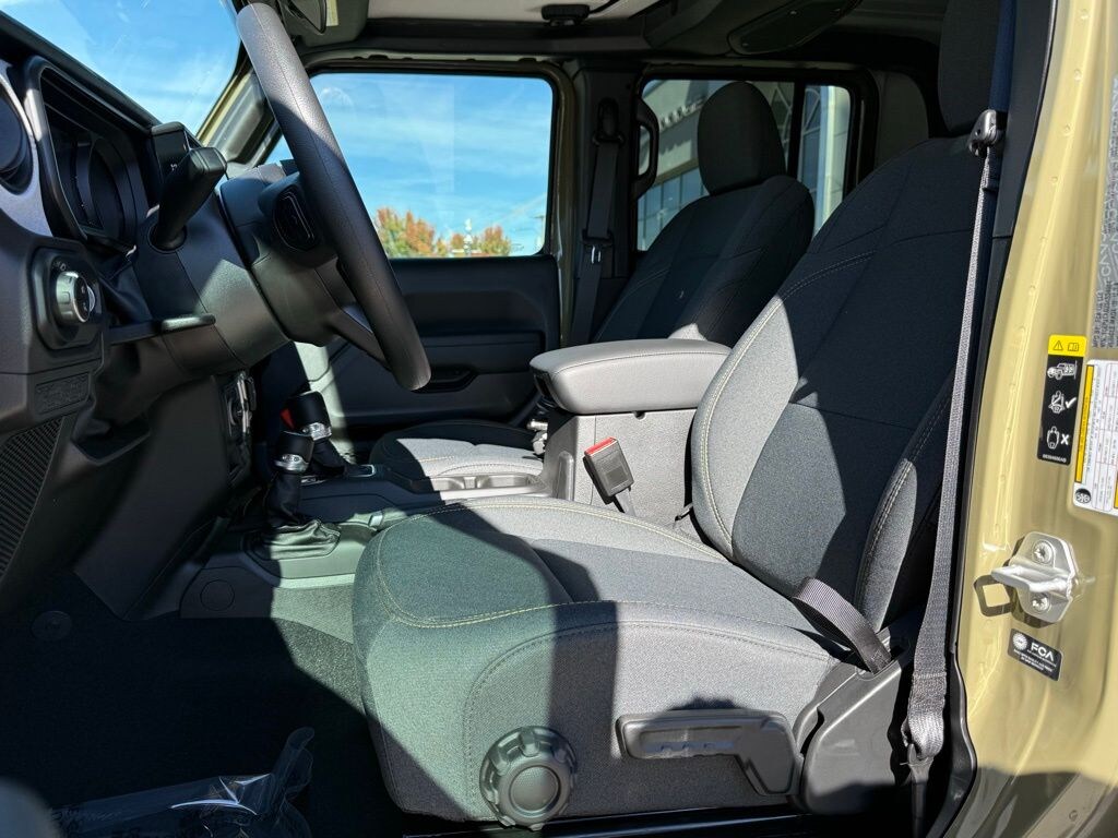 New 2025 Jeep Gladiator SPORT 4X4 Pickup