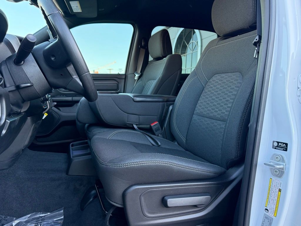 New 2025 Ram 1500 WARLOCK CREW CAB 4X4 5'7 BOX Pickup