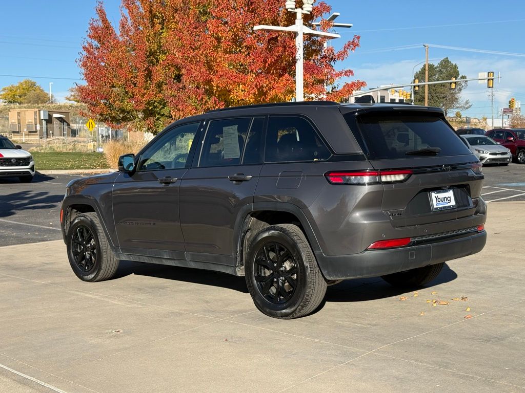 2024 Jeep Grand Cherokee Laredo Altitude photo 2