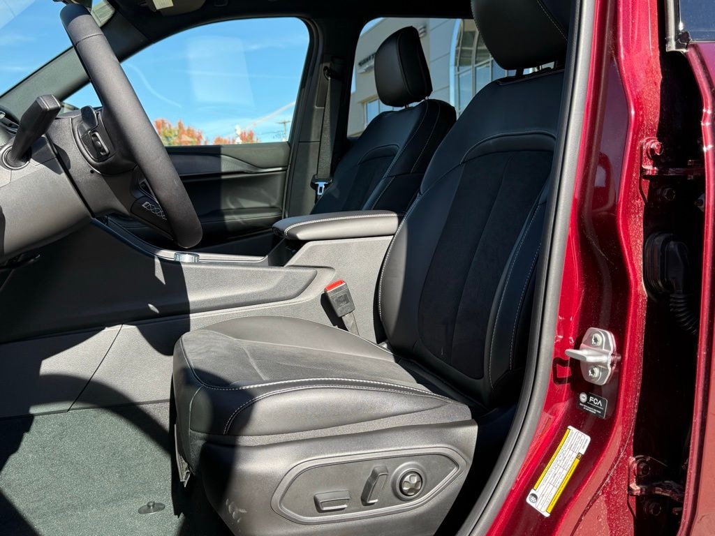 New 2025 Jeep Grand Cherokee L ALTITUDE X 4X4 Sport Utility