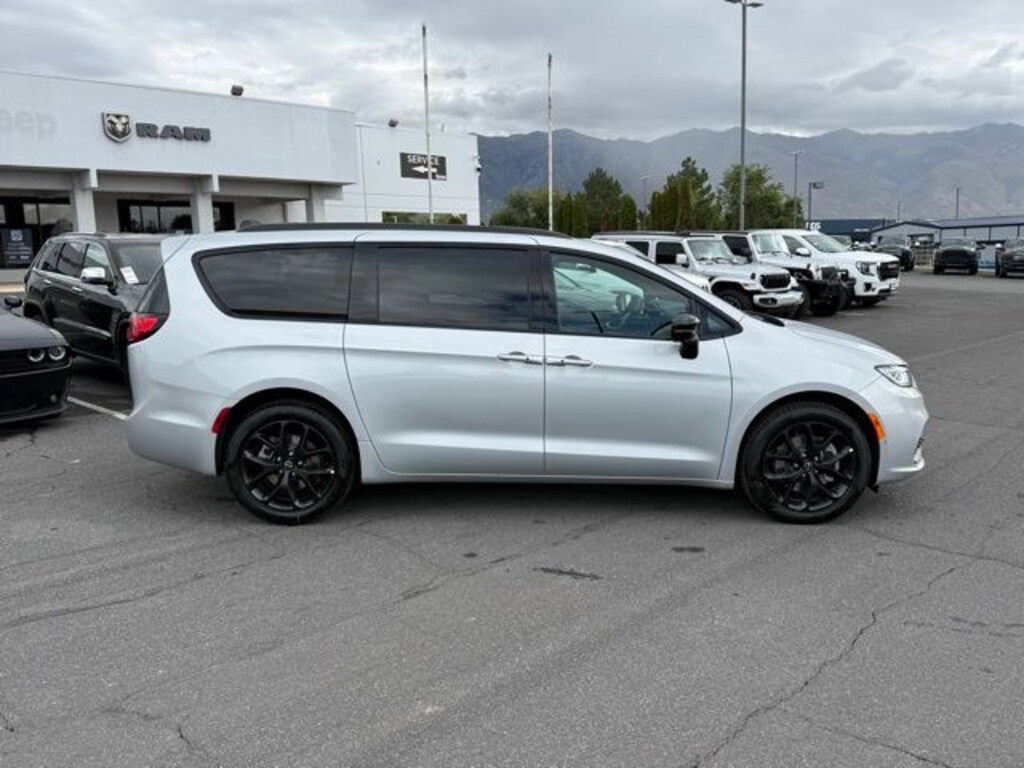 New 2026 Chrysler Pacifica SELECT AWD Passenger Van