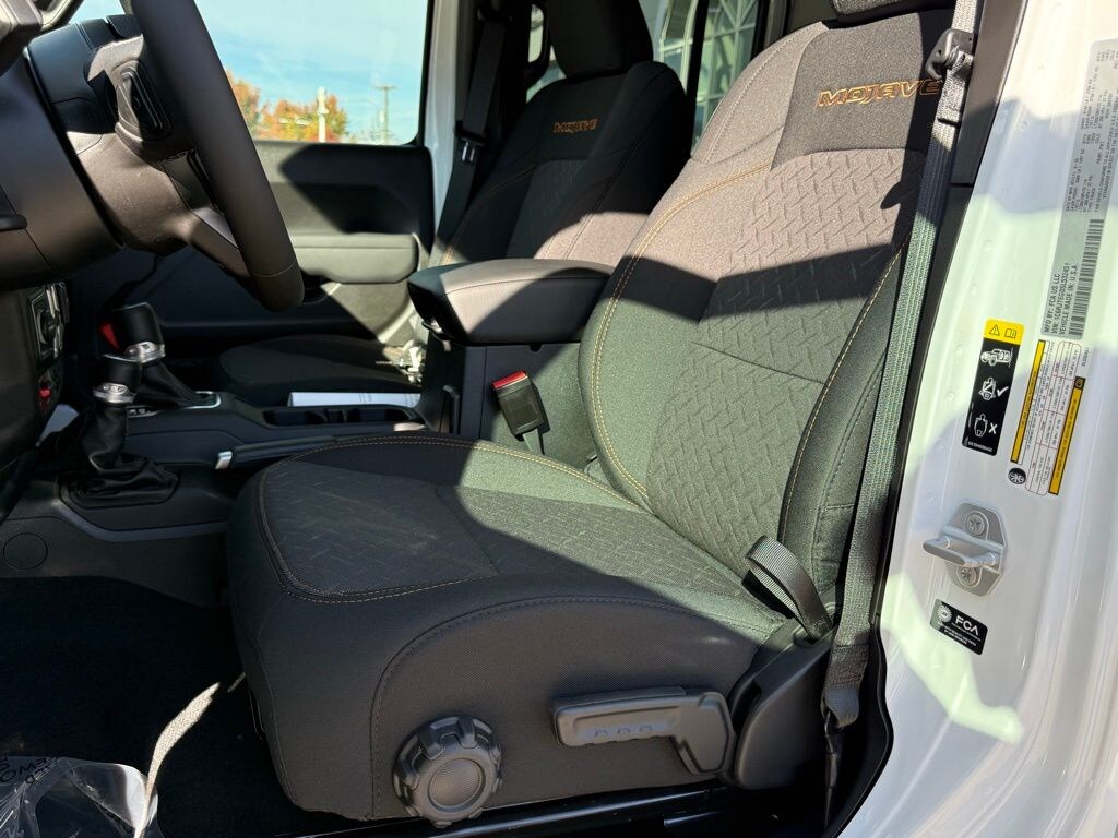 New 2025 Jeep Gladiator MOJAVE 4X4 Pickup