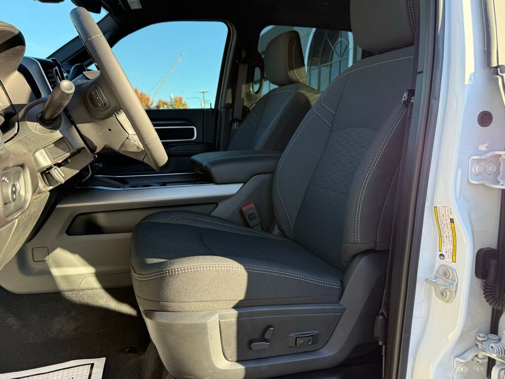 New 2025 Ram 2500 BIG HORN CREW CAB 4X4 6'4 BOX Pickup