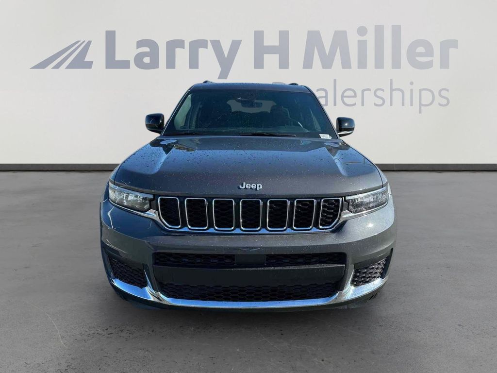 2025 Jeep Grand Cherokee Laredo photo 3