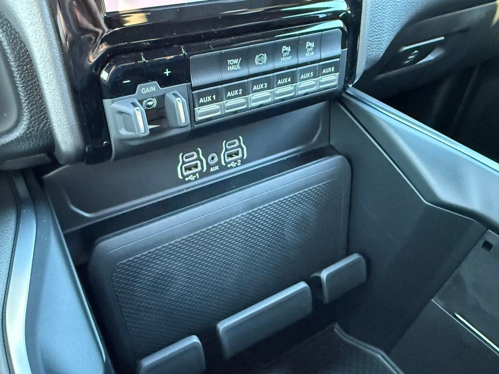 New 2025 Ram 2500 BIG HORN CREW CAB 4X4 6'4 BOX Pickup