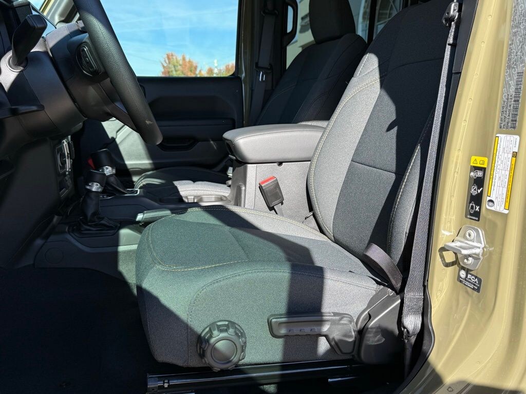 New 2025 Jeep Gladiator SPORT 4X4 Pickup