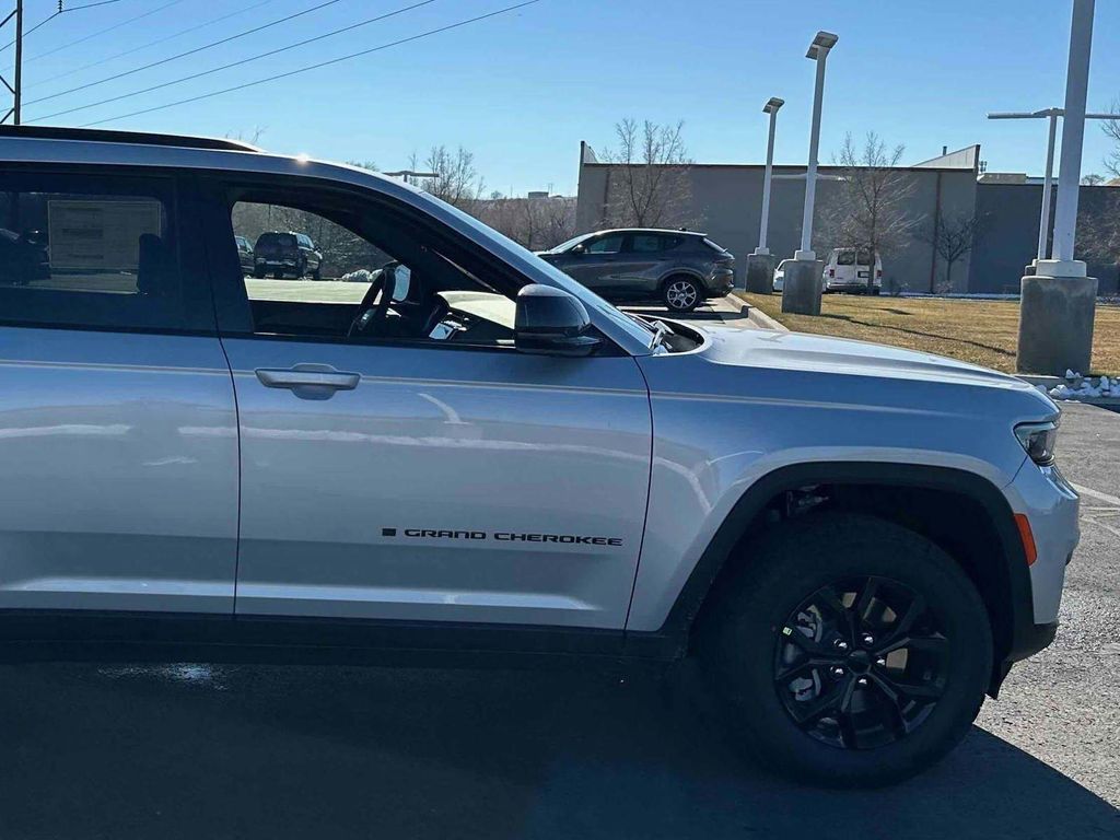 2025 Jeep Grand Cherokee Altitude photo 4