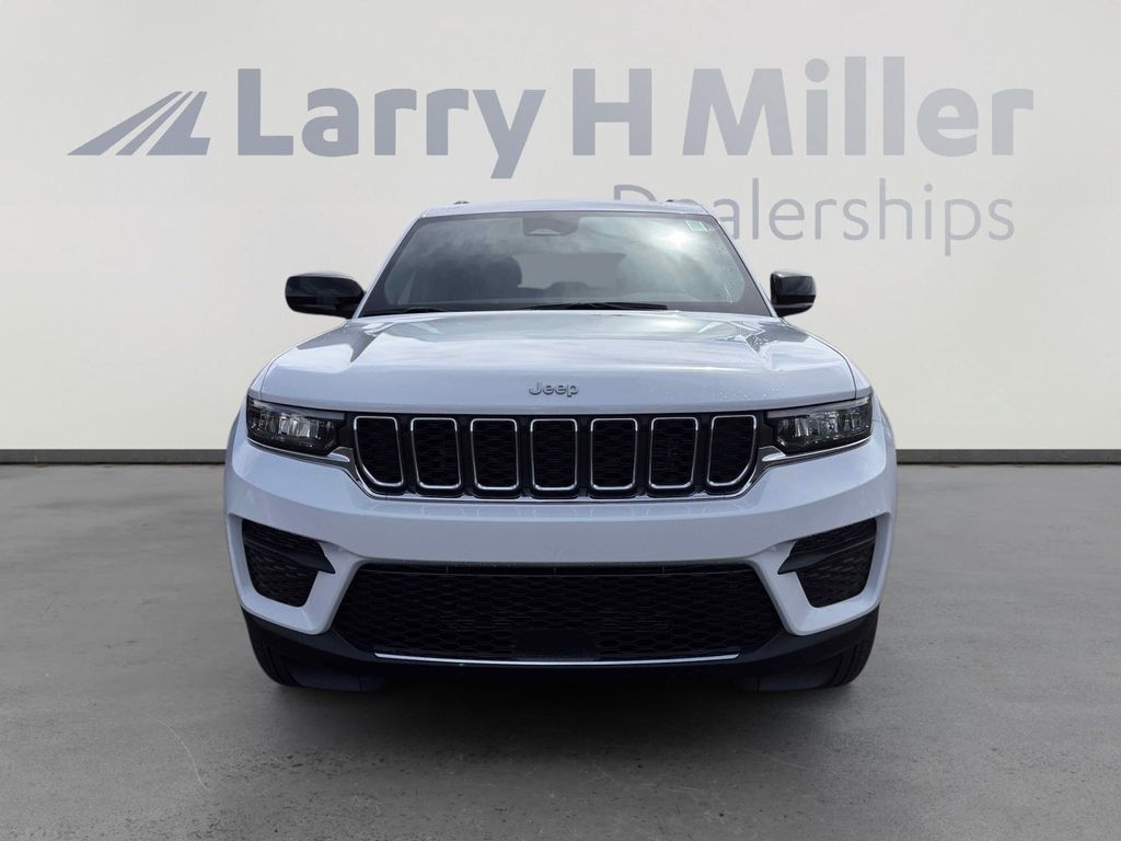 2025 Jeep Grand Cherokee Laredo photo 2