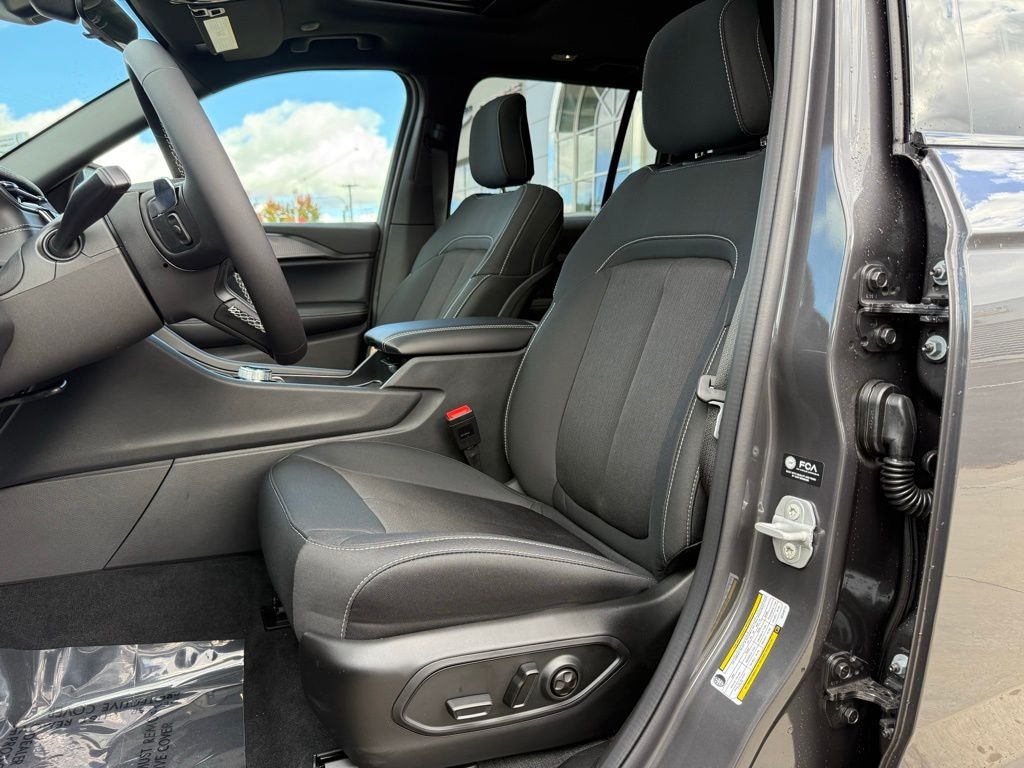 New 2025 Jeep Grand Cherokee LAREDO X 4X4 Sport Utility