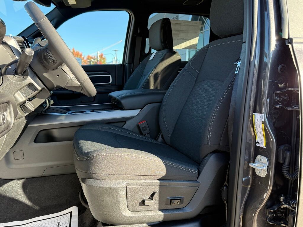 New 2025 Ram 2500 BIG HORN CREW CAB 4X4 6'4 BOX Pickup