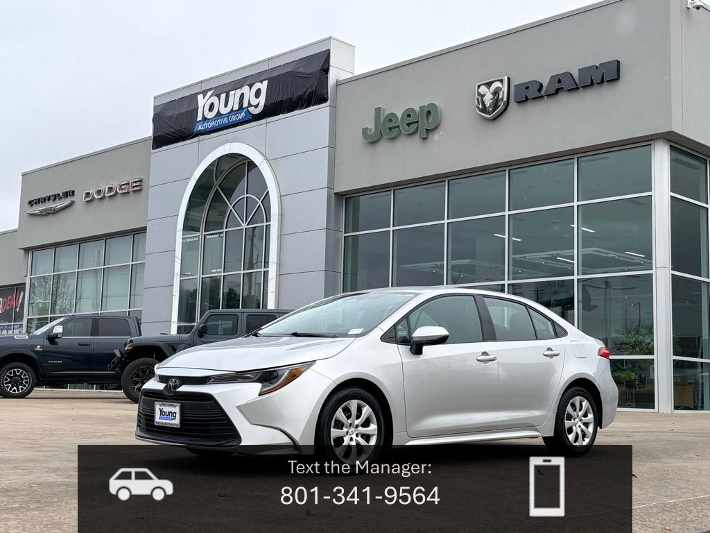 2024 Toyota Corolla LE's photo