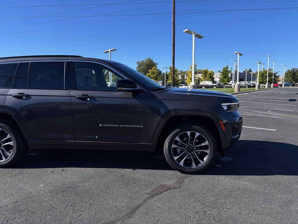 2025 Jeep Grand Cherokee Overland photo 4