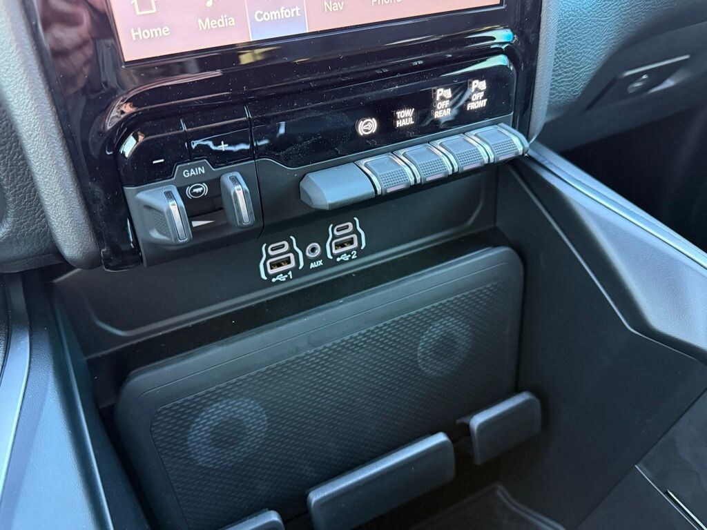 New 2025 Ram 2500 BIG HORN CREW CAB 4X4 6'4 BOX Pickup