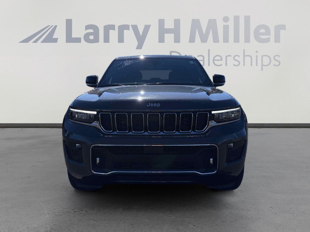 2025 Jeep Grand Cherokee Overland photo 3