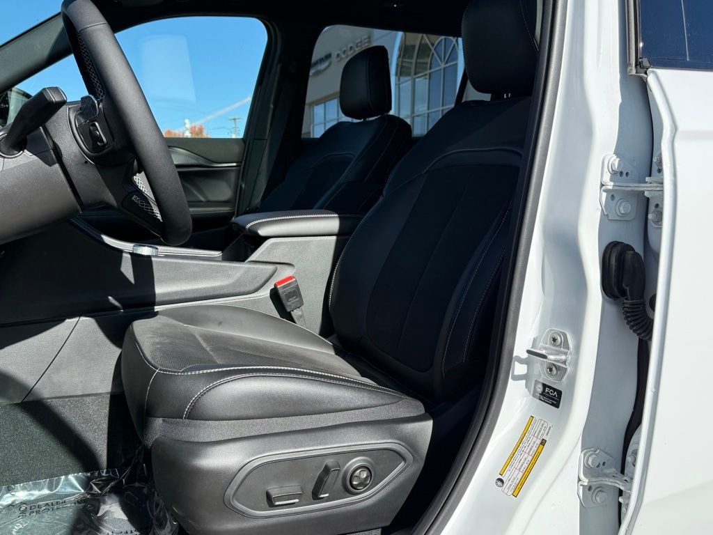 New 2025 Jeep Grand Cherokee L ALTITUDE X 4X4 Sport Utility