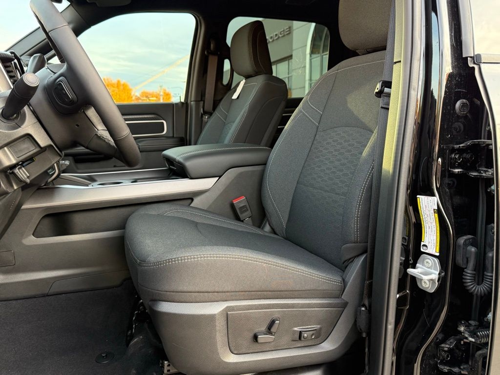 New 2025 Ram 2500 BIG HORN CREW CAB 4X4 6'4 BOX Pickup