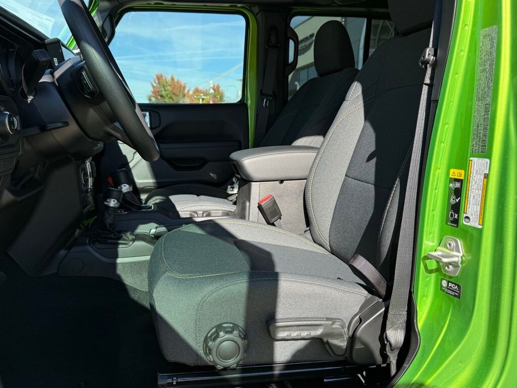 New 2025 Jeep Gladiator SPORT 4X4 Pickup