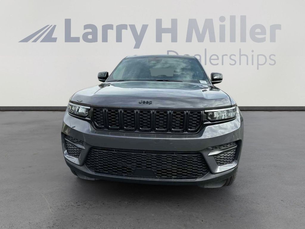 2025 Jeep Grand Cherokee Altitude photo 3