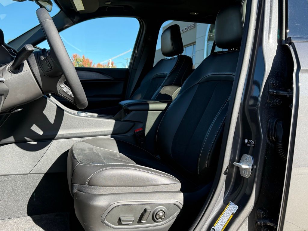 2025 Jeep Grand Cherokee Altitude photo 2