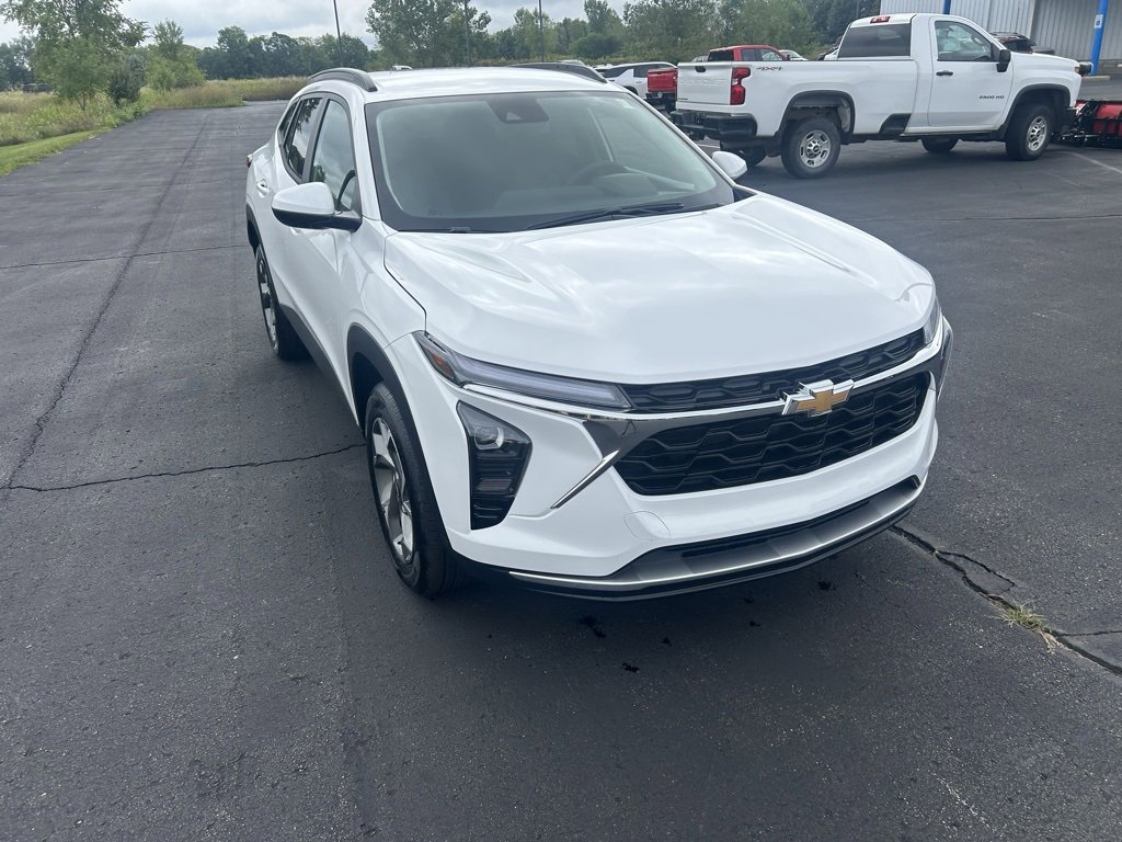 2025 Chevrolet Trax LT photo 2