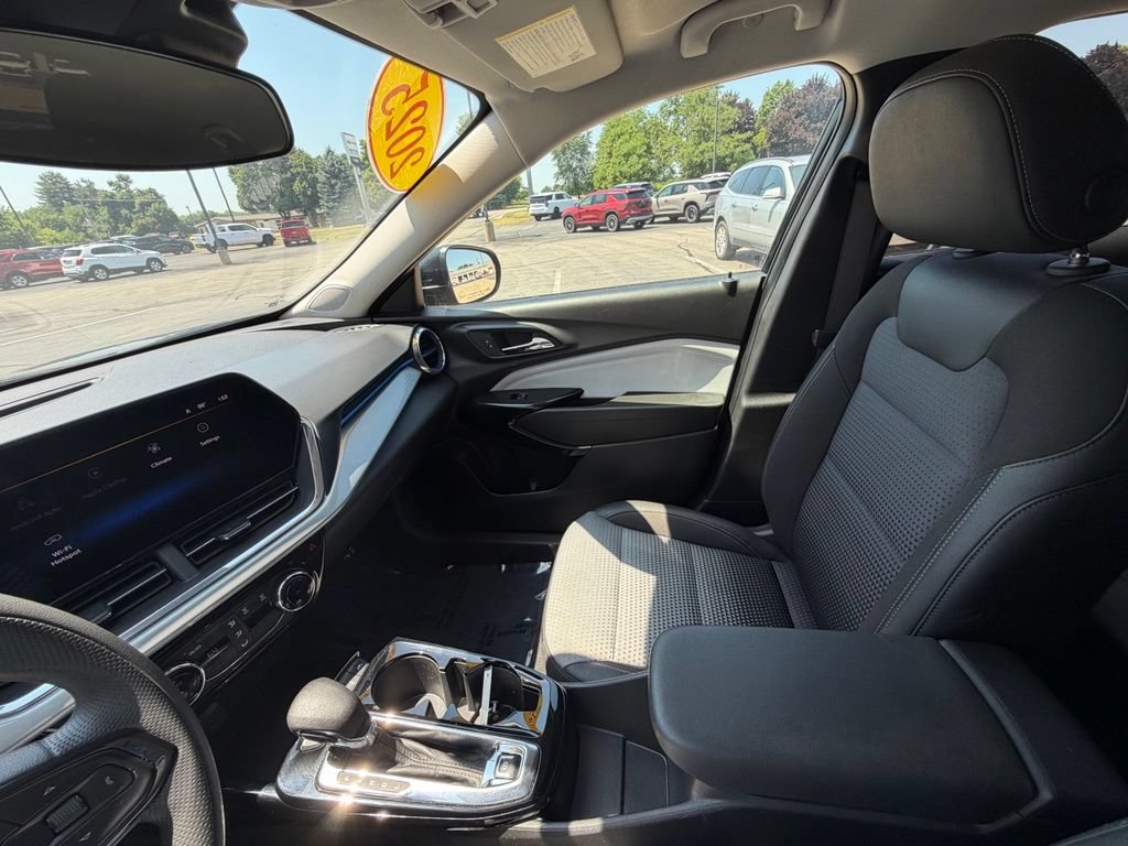 2025 Chevrolet Trax LT - Photo 16