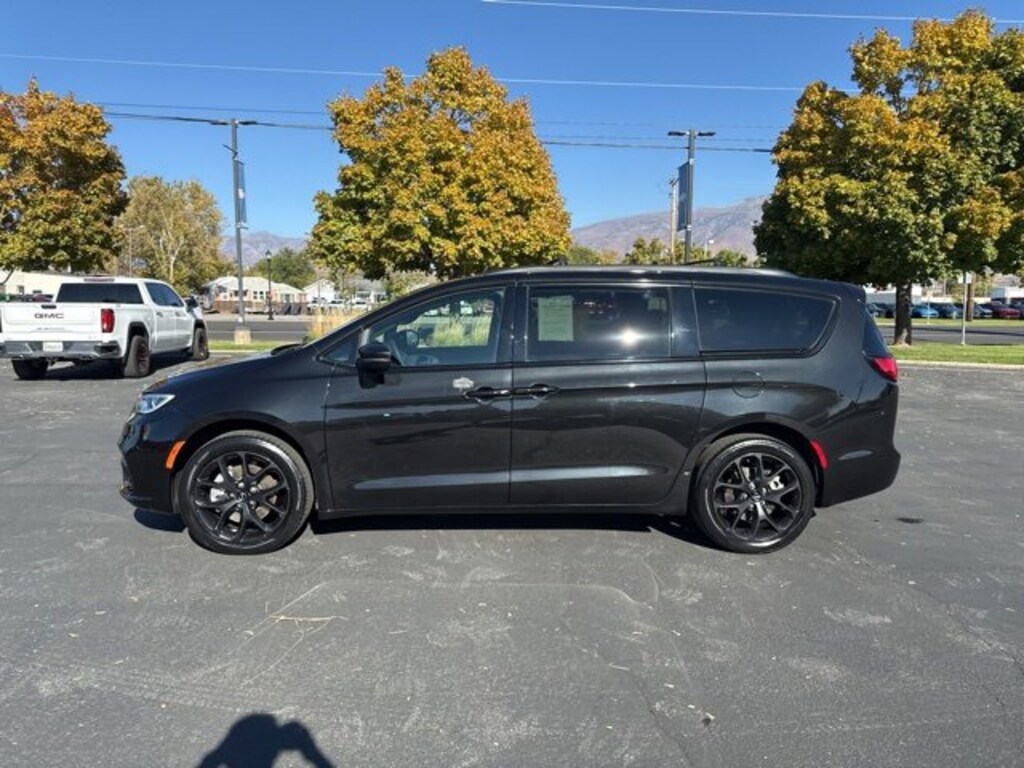 Used 2023 Chrysler Pacifica Touring L AWD Minivan