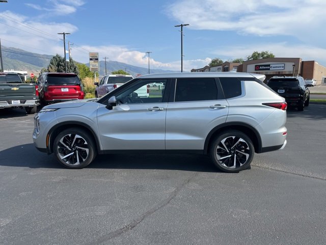 2024 Mitsubishi Outlander SE photo 4