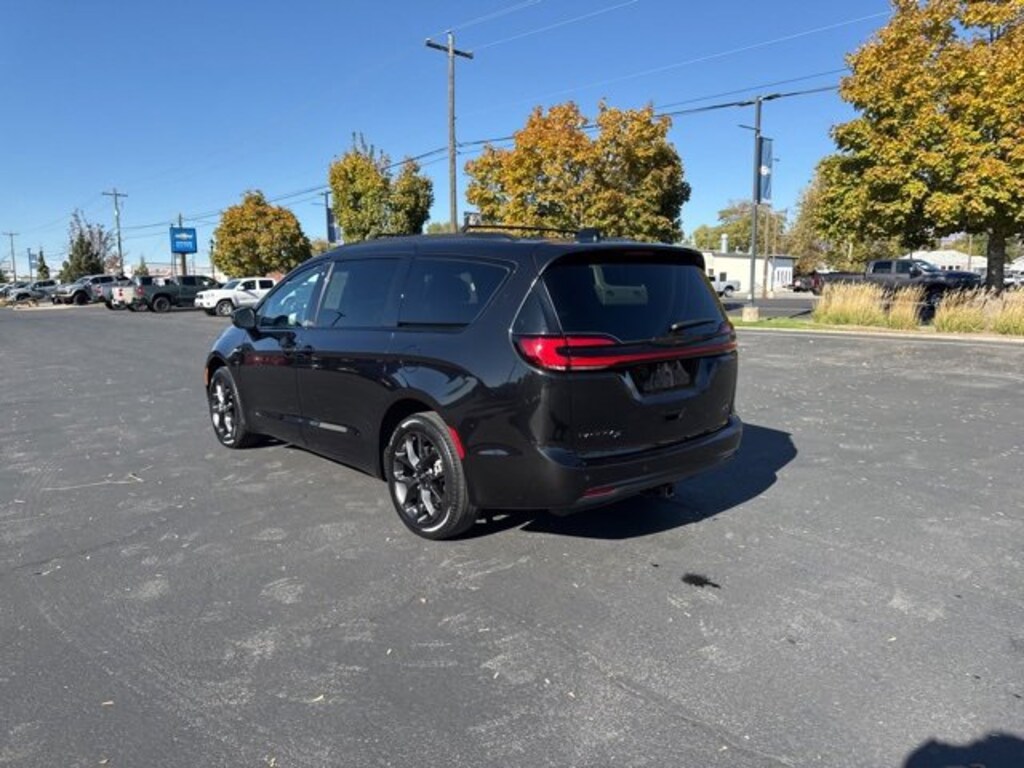 Used 2023 Chrysler Pacifica Touring L AWD Minivan