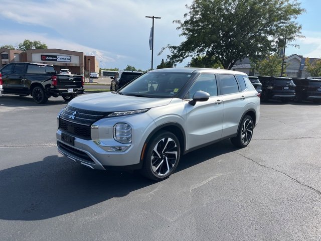 2024 Mitsubishi Outlander SE photo 3