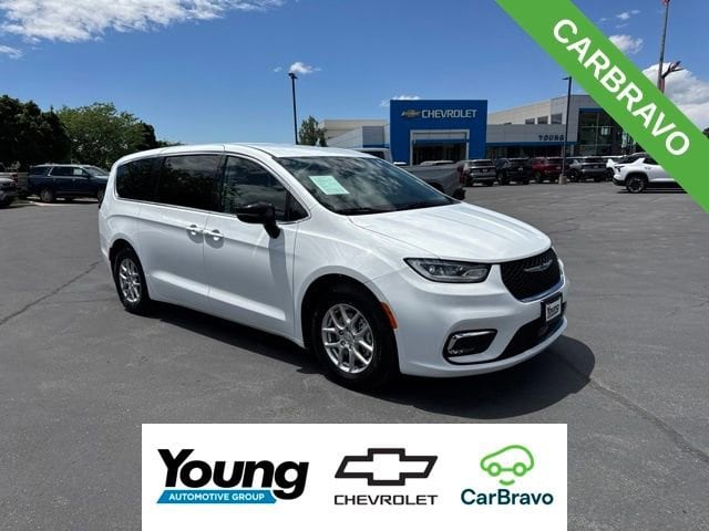 2024 Chrysler Pacifica Touring L's photo