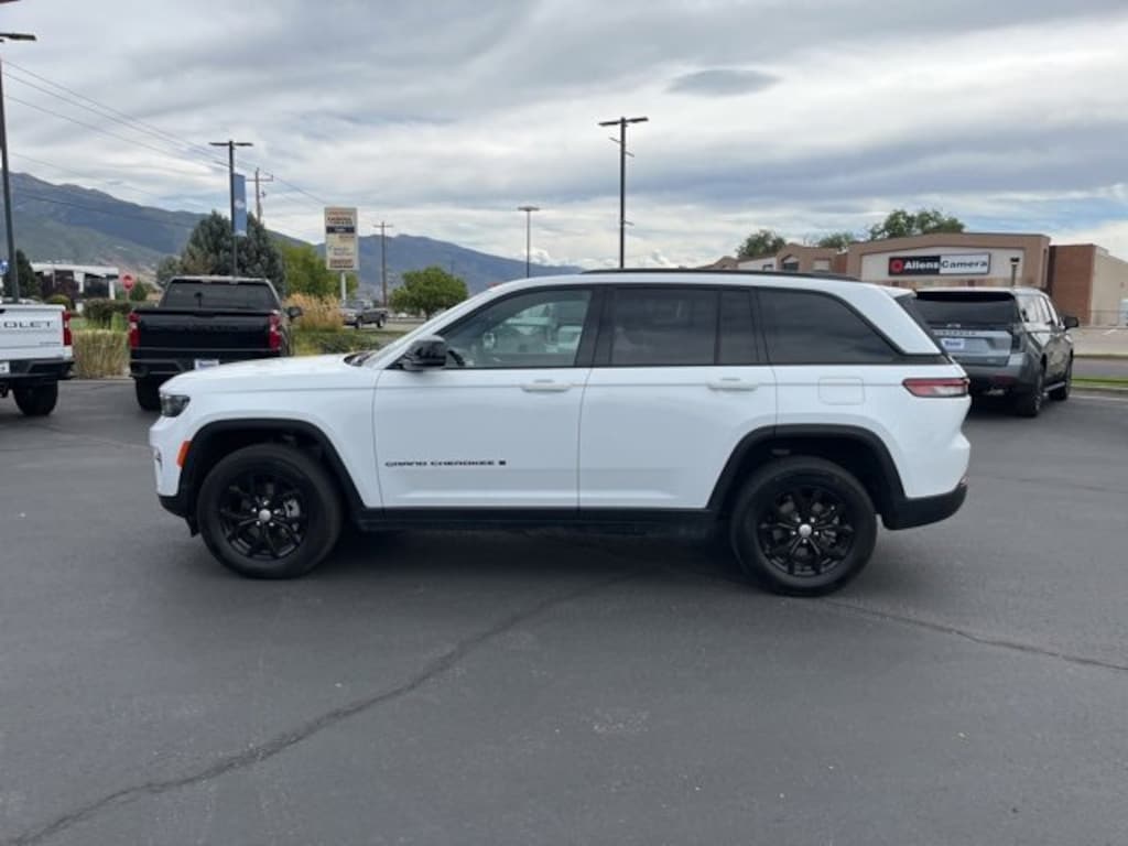 Used 2024 Jeep Grand Cherokee Altitude