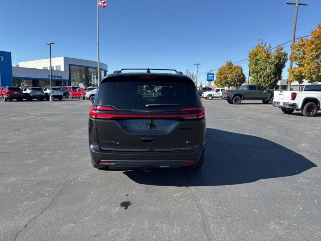 Used 2023 Chrysler Pacifica Touring L AWD Minivan
