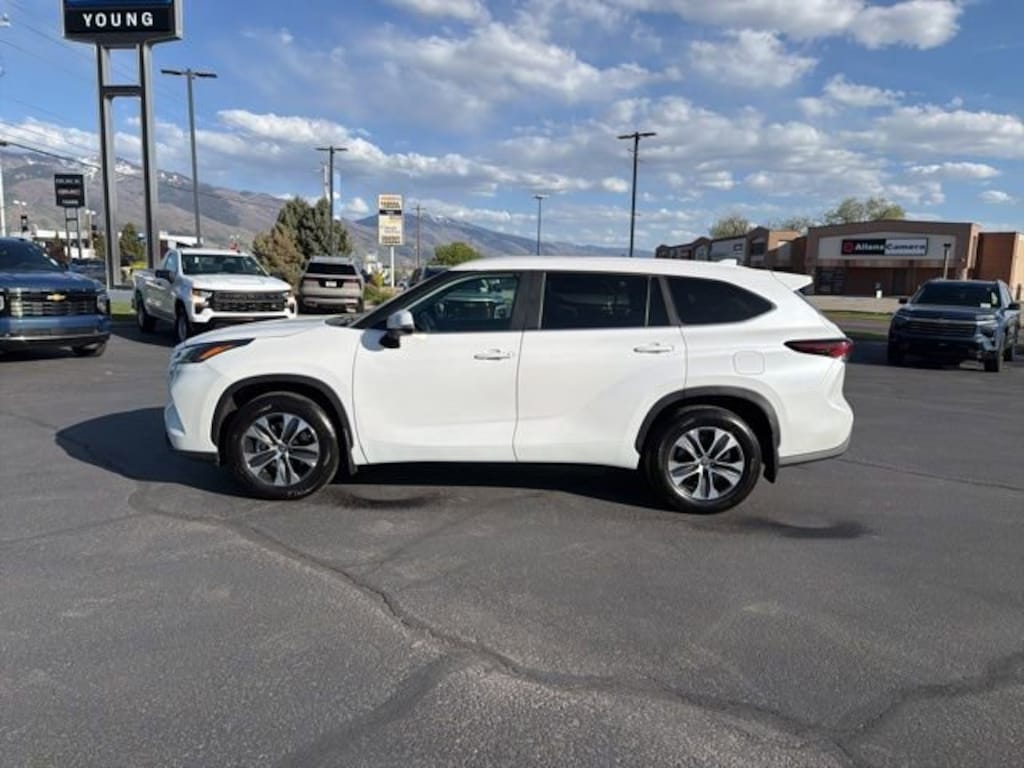 Used 2025 Toyota Highlander LE
