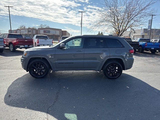 2020 Jeep Grand Cherokee Laredo Altitude photo 2
