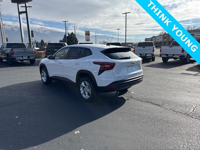 2025 Chevrolet Trax LS photo 4