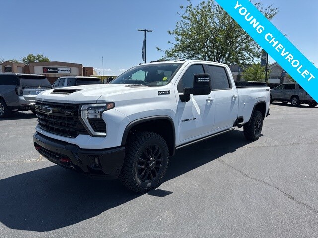2025 Chevrolet Silverado 3500HD LTZ photo 3